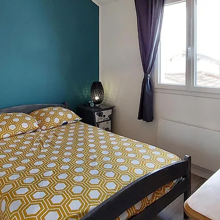 2 Bedroom Lovely In * Vayres (Gironde)